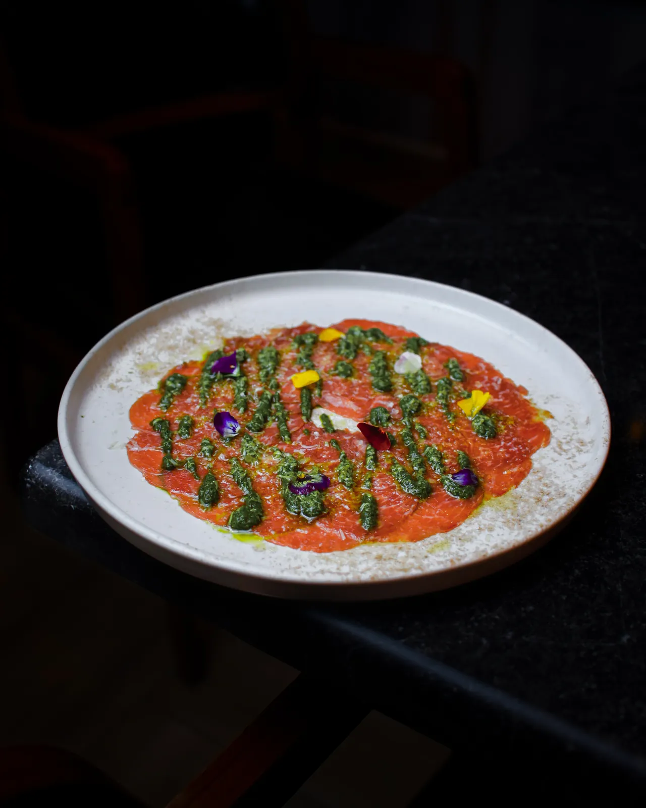 Μοσχαρίσιο carpaccio με βέρντε και βρώσιμα λουλούδια, από τα ορεκτικά του Papagalos
