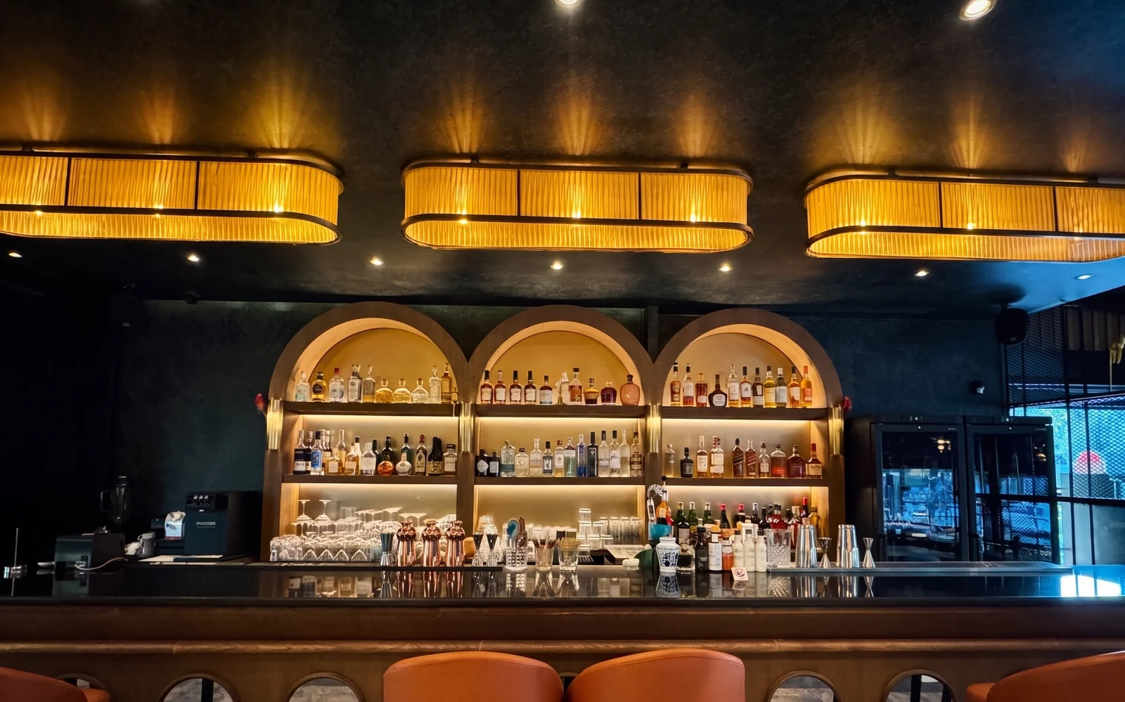 Το bar τη νύχτα με τρεις καμάρες και χρυσό φωτισμό